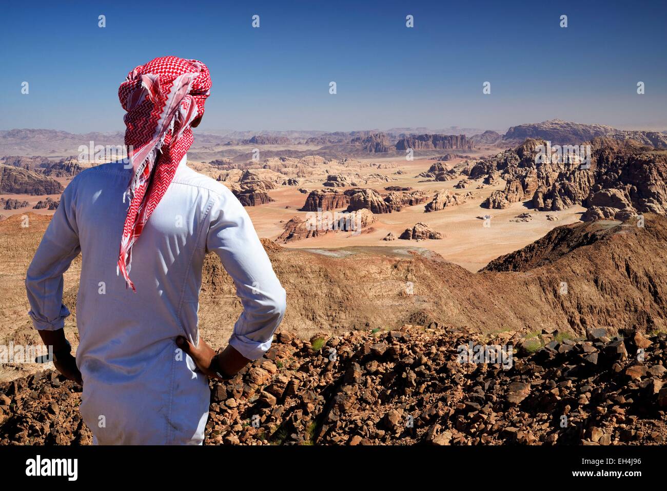 Giordania, Wadi Rum Desert, il confine con l'Arabia Saudita, Beduino e la vista dalla cima del Jebel Umm Adaami (1832m), la montagna più alta della Giordania Foto Stock