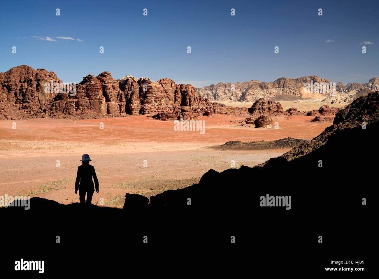 Giordania, Wadi Rum desert, area protetta elencati come patrimonio mondiale dall' UNESCO, silhouette di donna e di deserto di sabbia rossa da Jebel Qattar Foto Stock