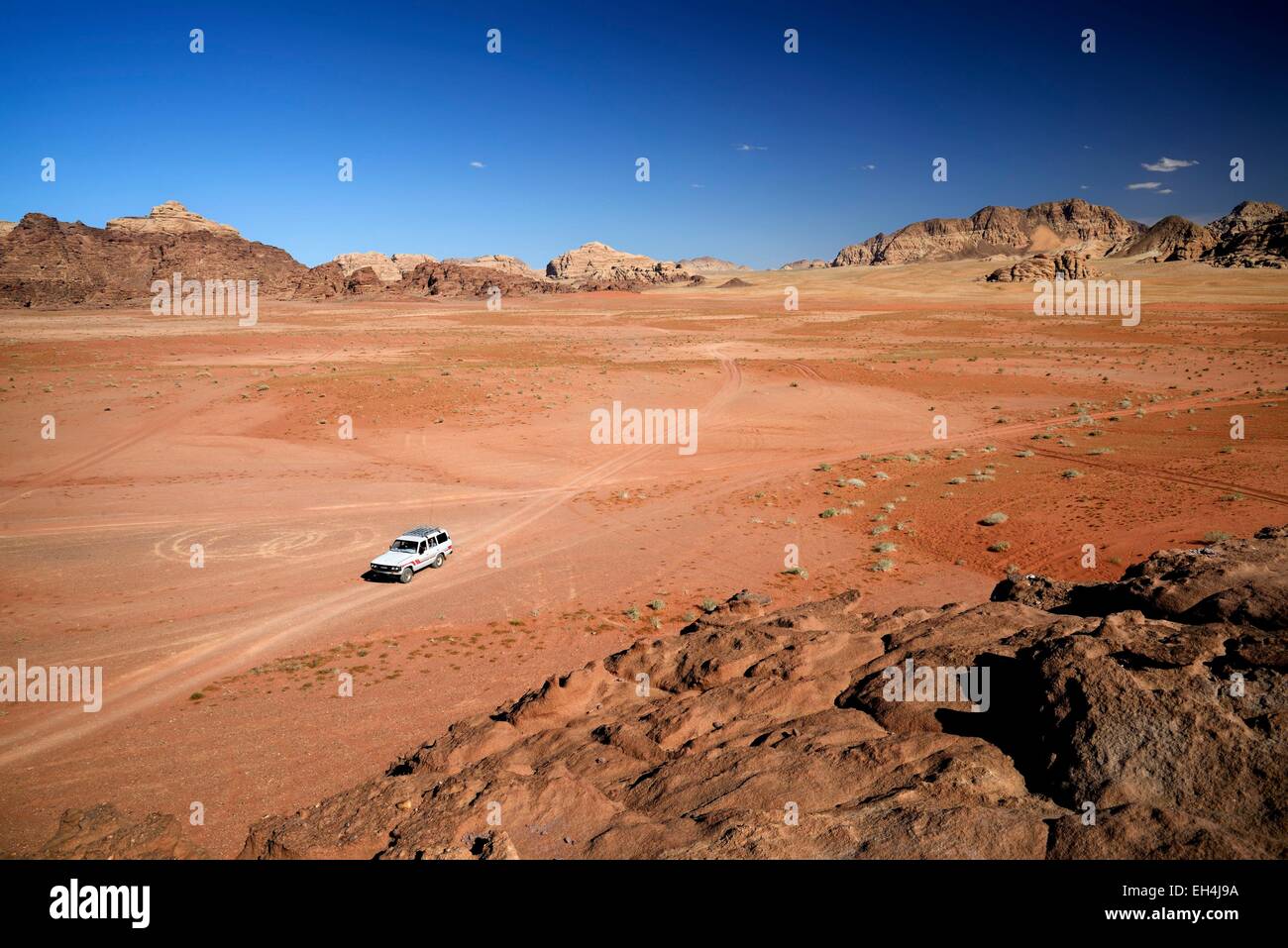 Giordania, Wadi Rum desert, area protetta elencati come patrimonio mondiale dall' UNESCO, auto, deserto di sabbia rossa e rocce Foto Stock