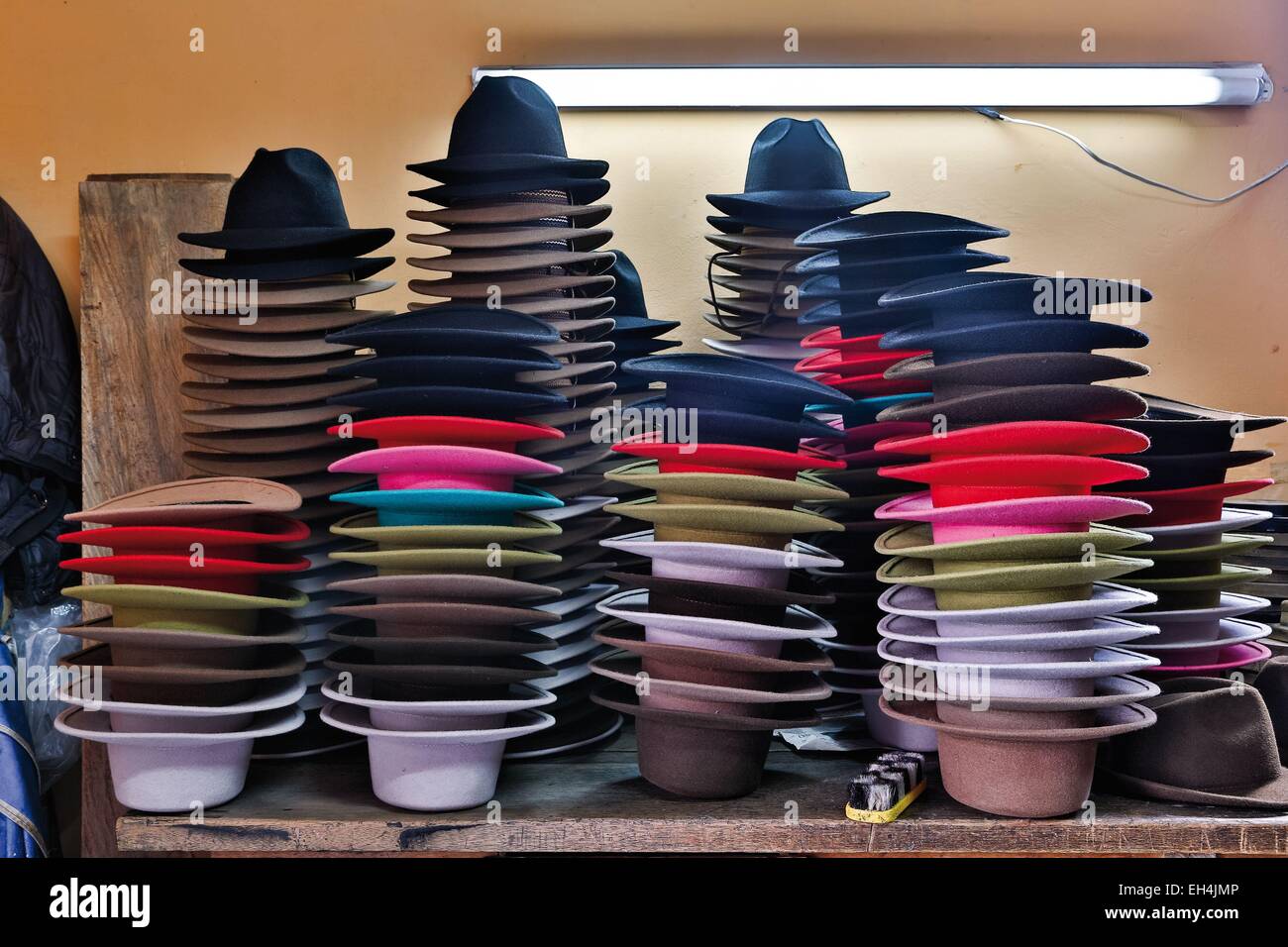 Ecuador, Imbabura, Iluman, cappelli di feltro memorizzati in un laboratorio artigianale a cappelli Foto Stock
