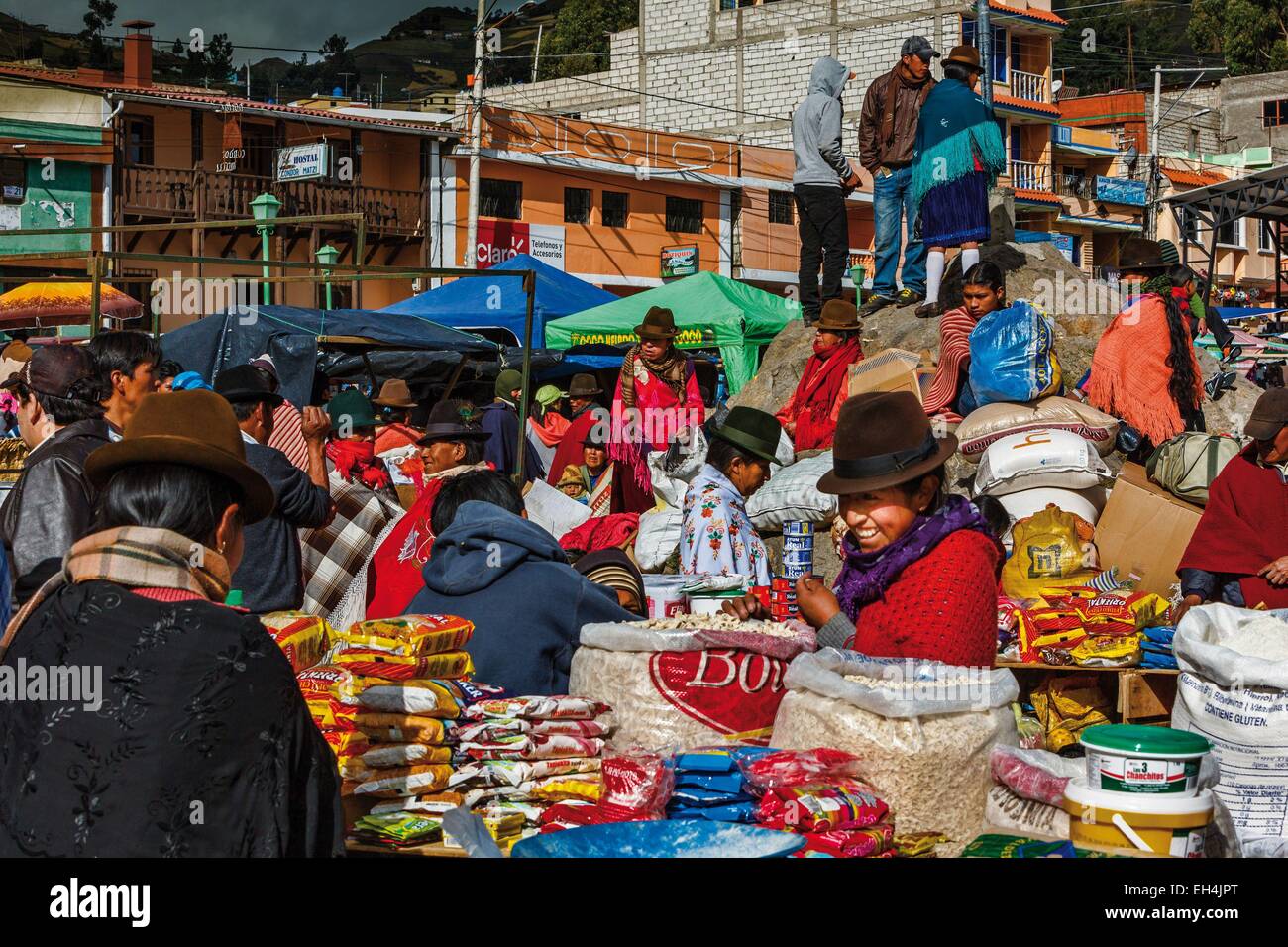 Ecuador, Cotopaxi, Zumbahua, giorno del villaggio di Zumbahua mercato, vista generale del mercato in continua evoluzione Foto Stock