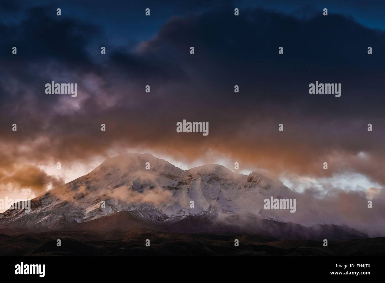 Ecuador, Chimborazo, Riserva Naturale del Chimborazo, visualizzare il crepuscolo del snow-capped Vulcano Chimborazo Foto Stock