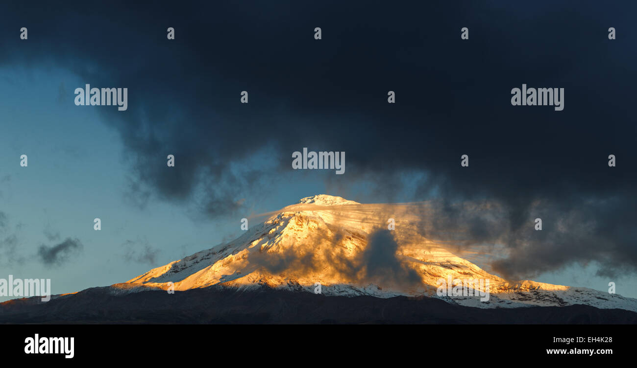Ecuador, Chimborazo, Riserva Naturale del Chimborazo, snow-capped Vulcano Chimborazo all alba sotto un cielo tempestoso Foto Stock