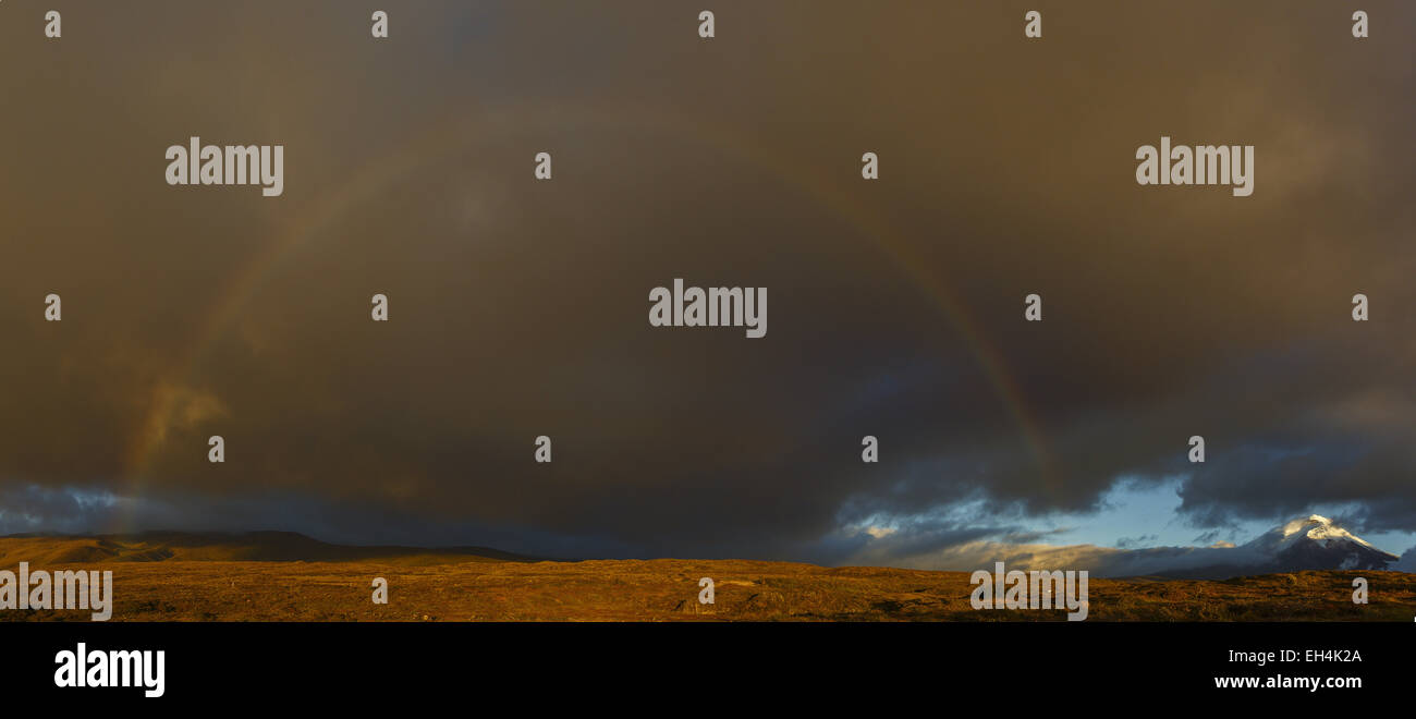 Ecuador, Cotopaxi, Parco Nazionale Cotopaxi, Andino paesaggio di montagna delle pianure e steppe sotto un cielo tempestoso con un arcobaleno di sky Foto Stock