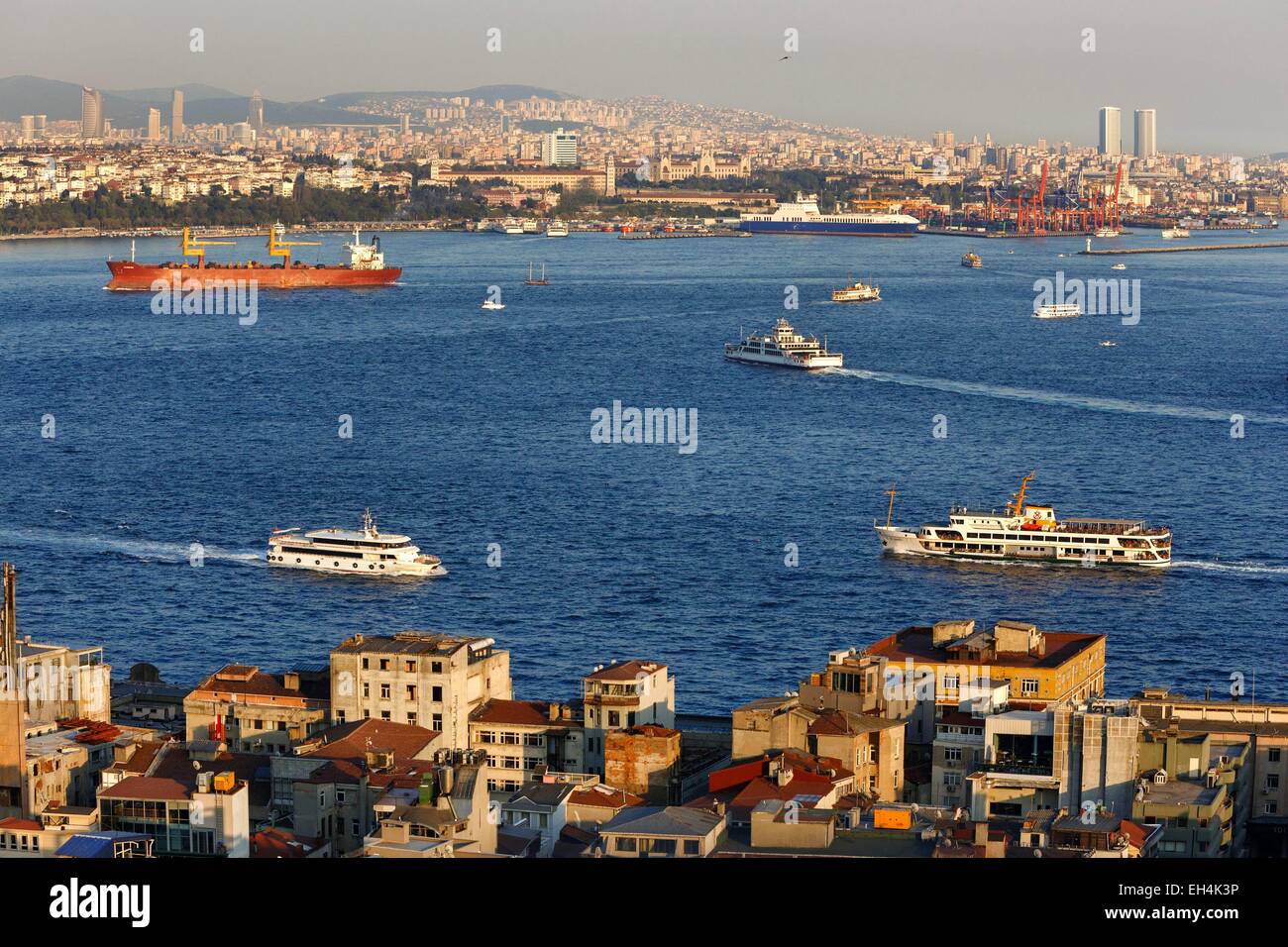 Turchia, Istanbul, lo stretto del Bosforo, molte navi cargo e traghetti vela sul lo stretto del Bosforo Foto Stock