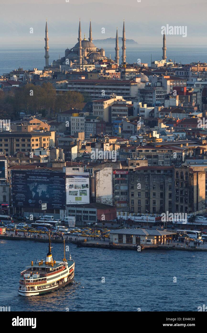 Turchia, Istanbul, lo stretto del Bosforo, traghetto barca a vela sul lo stretto del Bosforo al tramonto Foto Stock