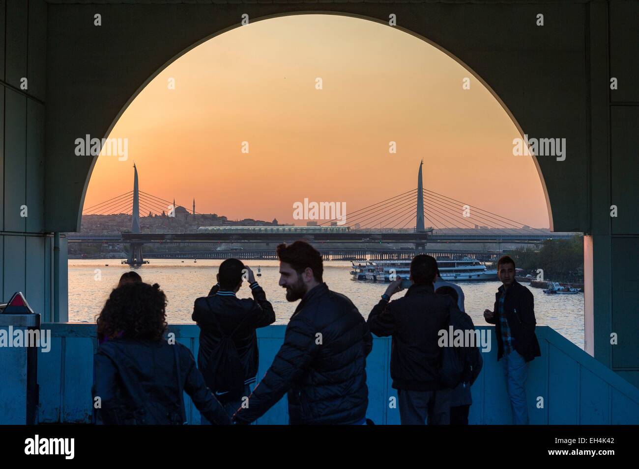 Turchia, Istanbul, il ponte Galata, giovani godendo del tramonto dal ponte Galata Foto Stock