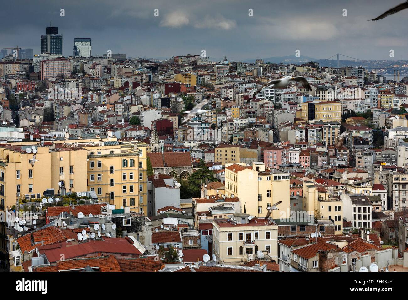 Turchia, Istanbul, Beyoglu, Galata, paesaggio urbano del quartiere di Istanbul al tramonto su un cielo tempestoso Foto Stock