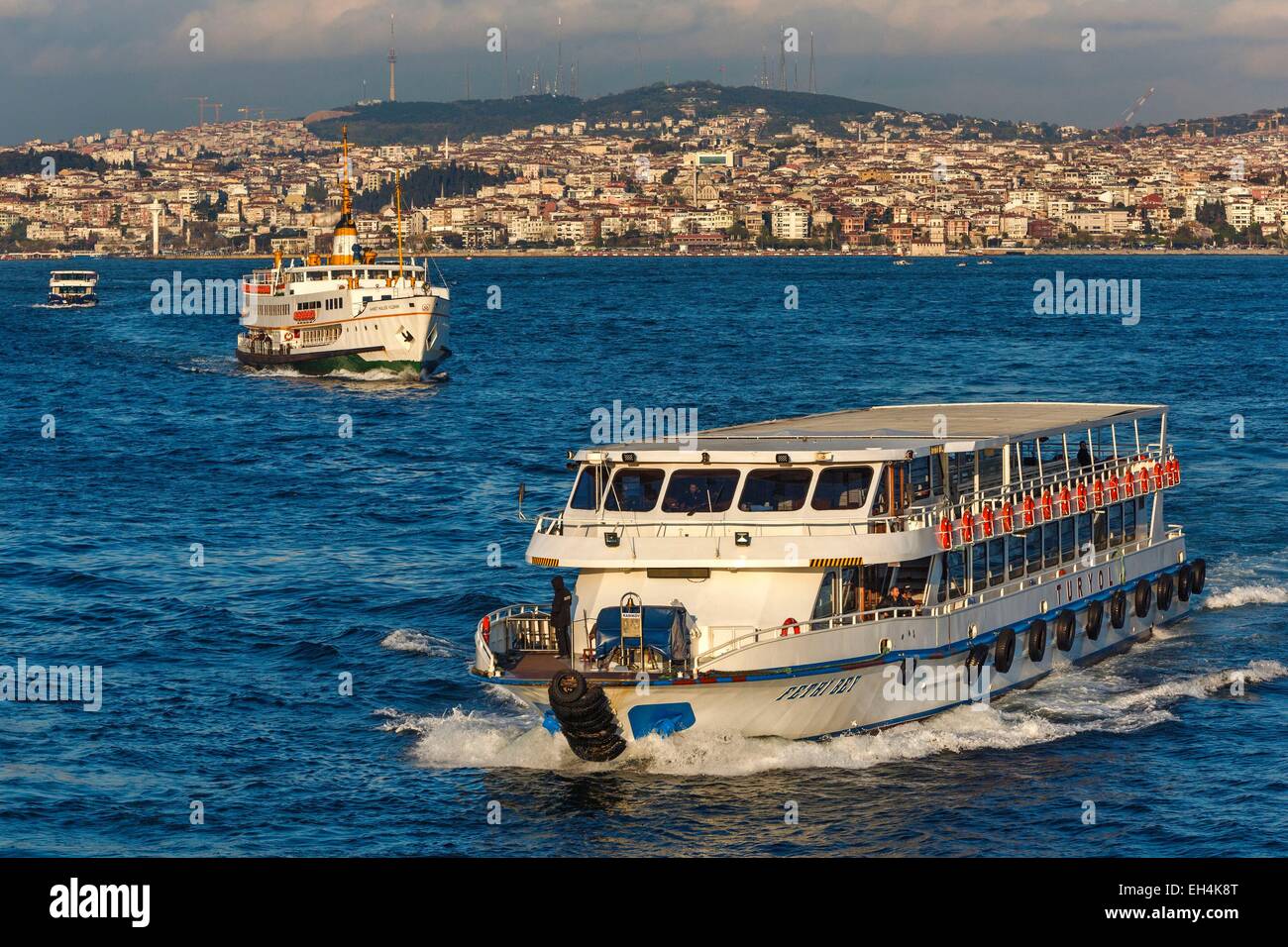 Turchia, Istanbul, lo stretto del Bosforo, molte navi cargo e traghetti vela sul lo stretto del Bosforo Foto Stock