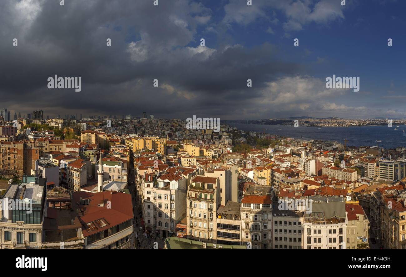 Turchia, Istanbul, Beyoglu, Galata, paesaggio urbano del quartiere di Istanbul al tramonto su un cielo tempestoso Foto Stock