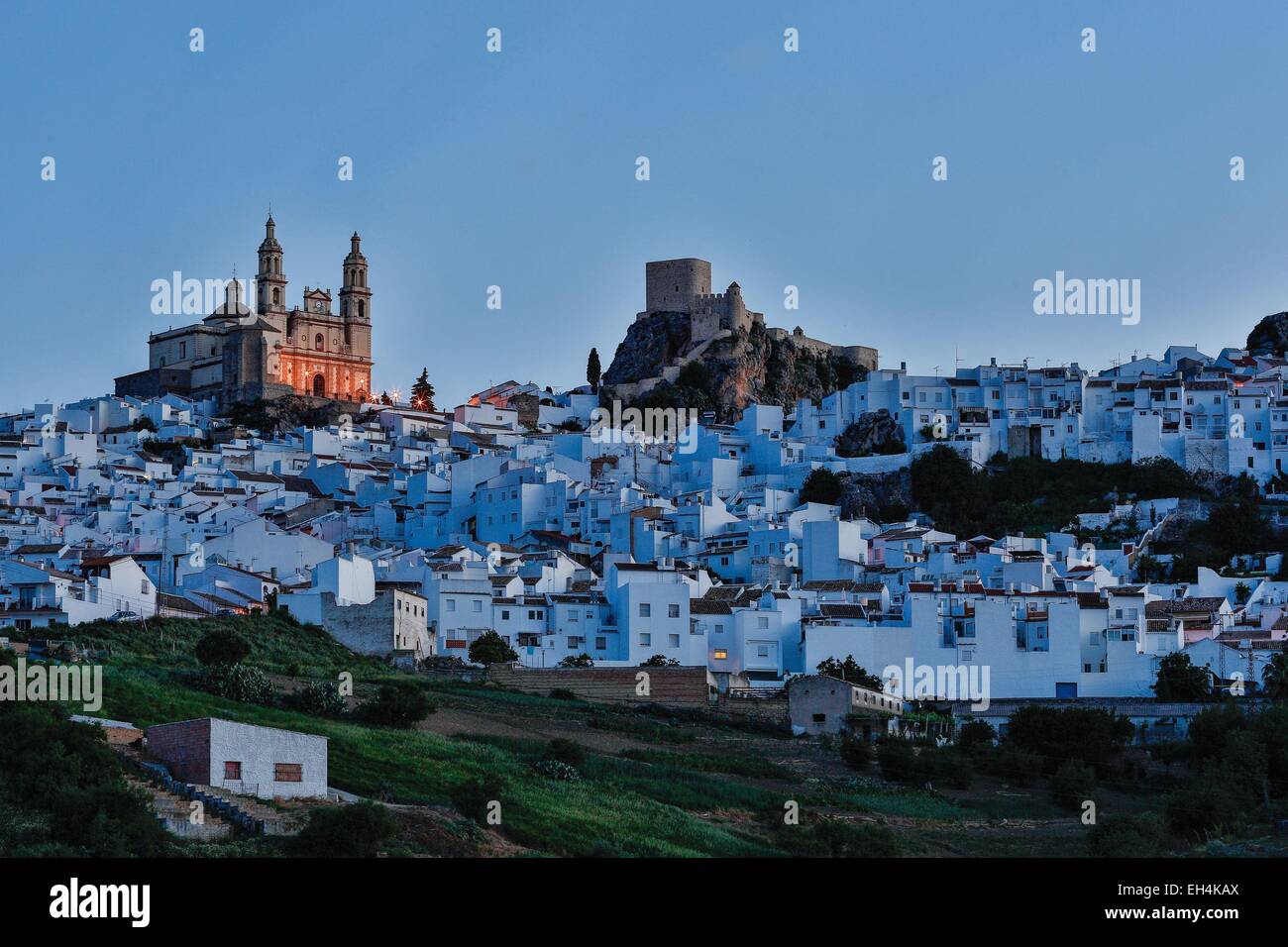 Spagna, Andalusia, Cadix, Olvera, villaggio bianco su di un promontorio roccioso all'alba Foto Stock