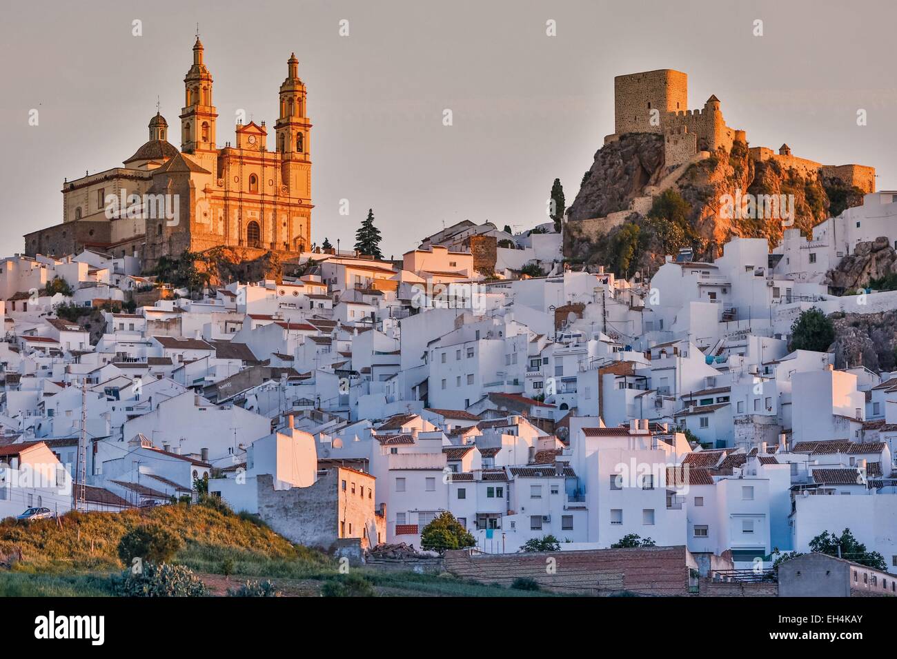 Spagna, Andalusia, Cadix, Olvera, villaggio bianco su un promontorio roccioso di sunrise Foto Stock