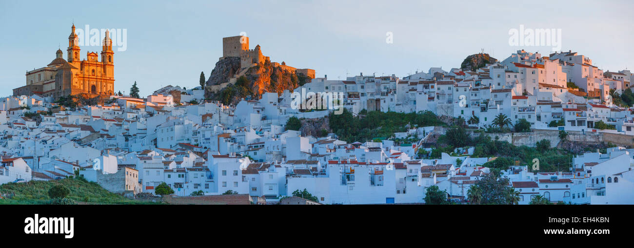 Spagna, Andalusia, Cadix, Olvera, villaggio bianco su un promontorio roccioso di sunrise Foto Stock