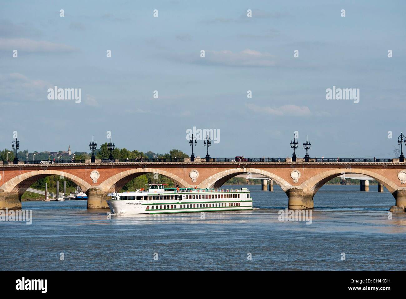 Francia, Gironde, Bordeaux, zona elencata come patrimonio mondiale dall' UNESCO, il ponte di pietra sul fiume Garonna, nave da crociera Princesse d'Aquitaine possedute da Croisieurope compagnia di crociera Foto Stock