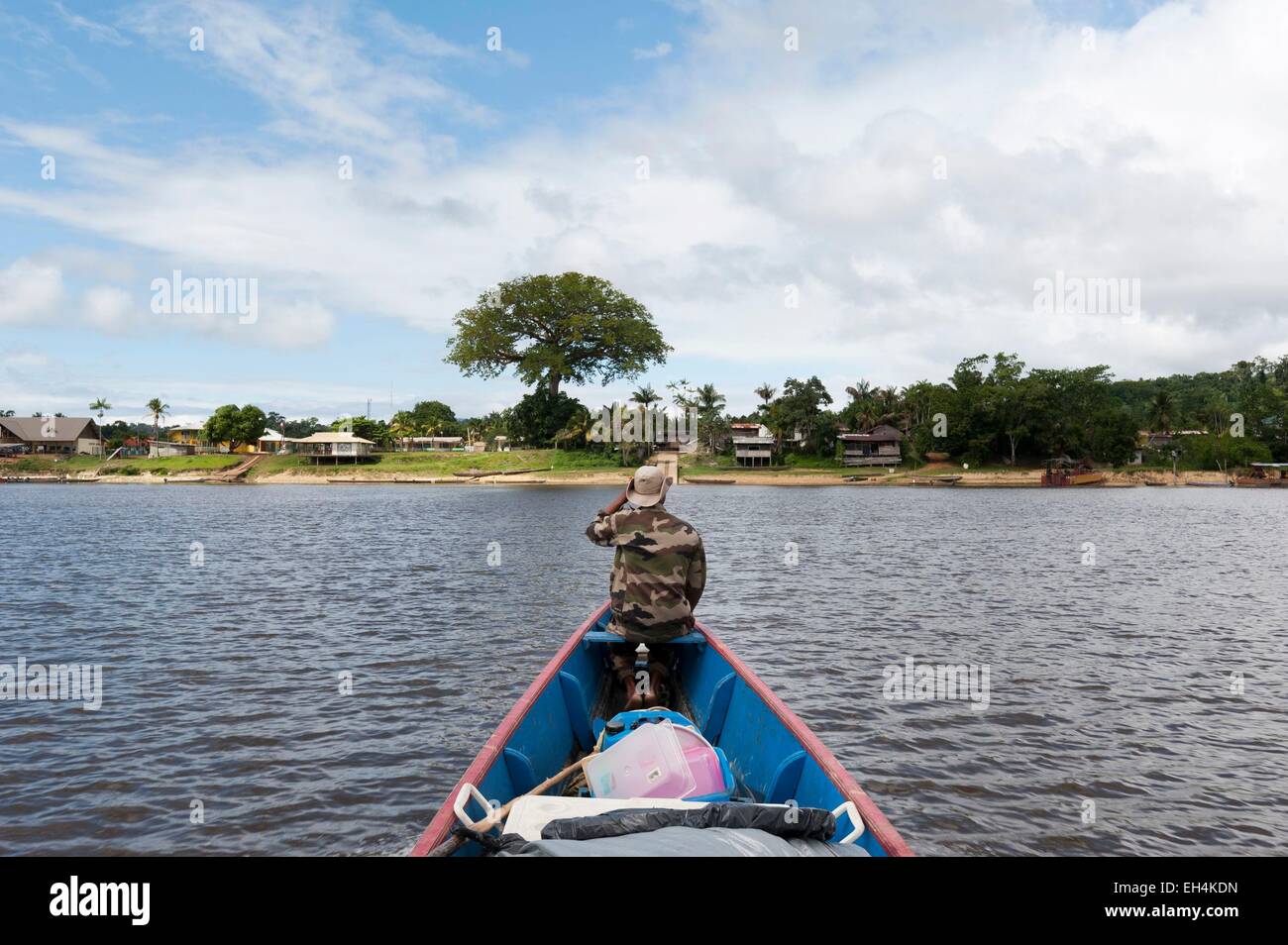 Francia, Guiana francese, Parc Amazonien de Guyane (Guiana Parco amazzonico), Papaïchton, Lawa fiume diventando a valle del fiume Maroni, pirogue arrivando a Papaïchton Foto Stock