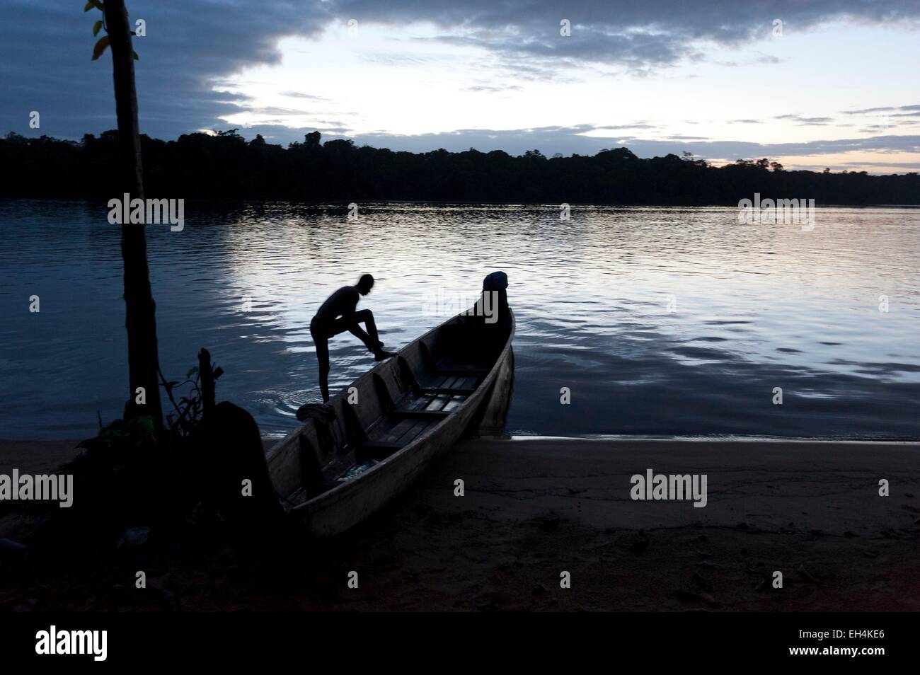 Francia, Guiana francese, Parc Amazonien de Guyane (Guiana Parco amazzonico), la provvidenza, uomo lavaggio nel fiume Maroni al crepuscolo Foto Stock