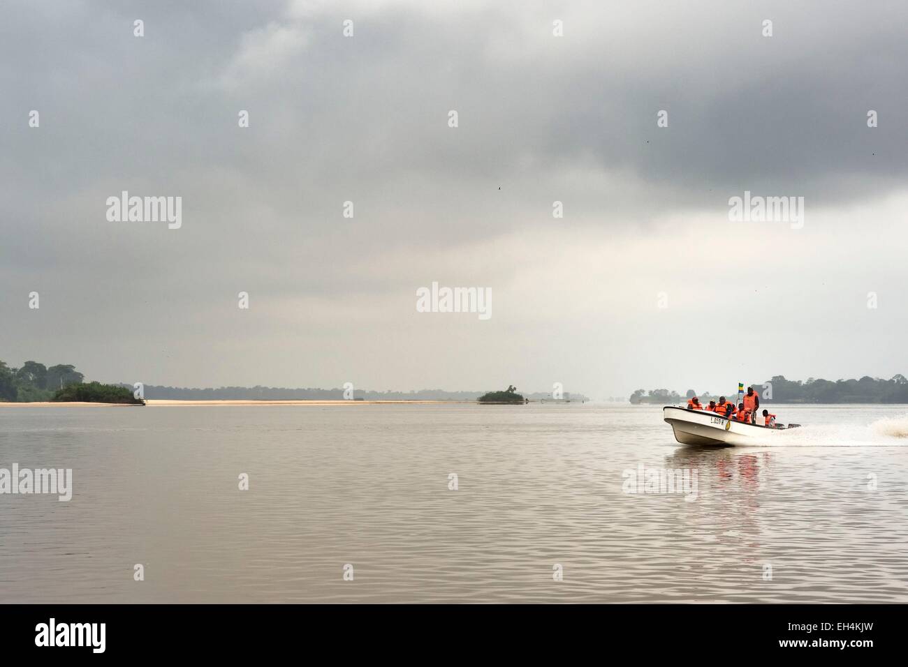 Il Gabon, Ogooue-Maritime Provincia, barca a motore, risalendo il fiume Ogooue Foto Stock