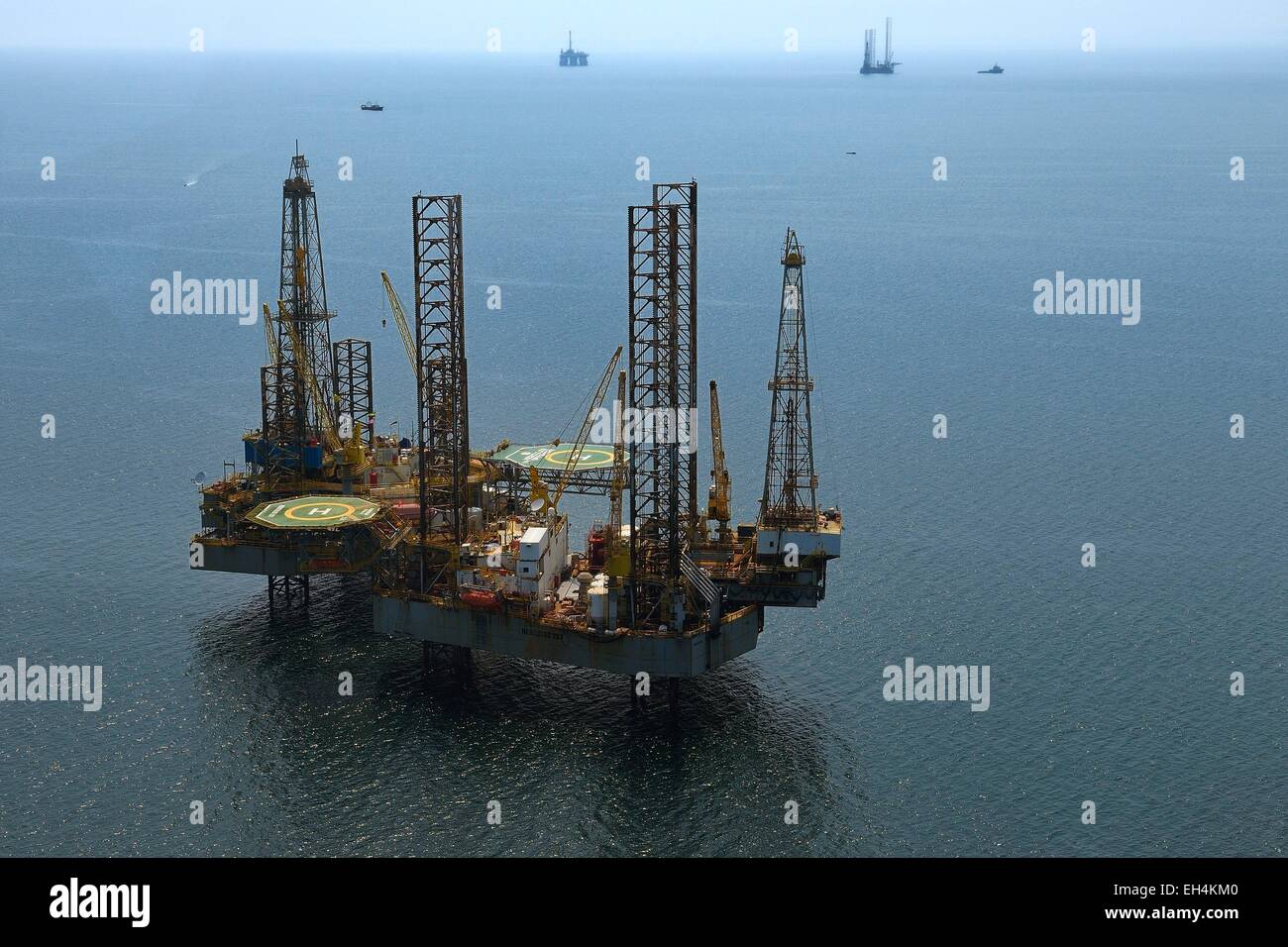 Il Gabon, Ogooue-Maritime Provincia, Port-Gentil, oil rig in Cape Lopez bay (vista aerea) Foto Stock