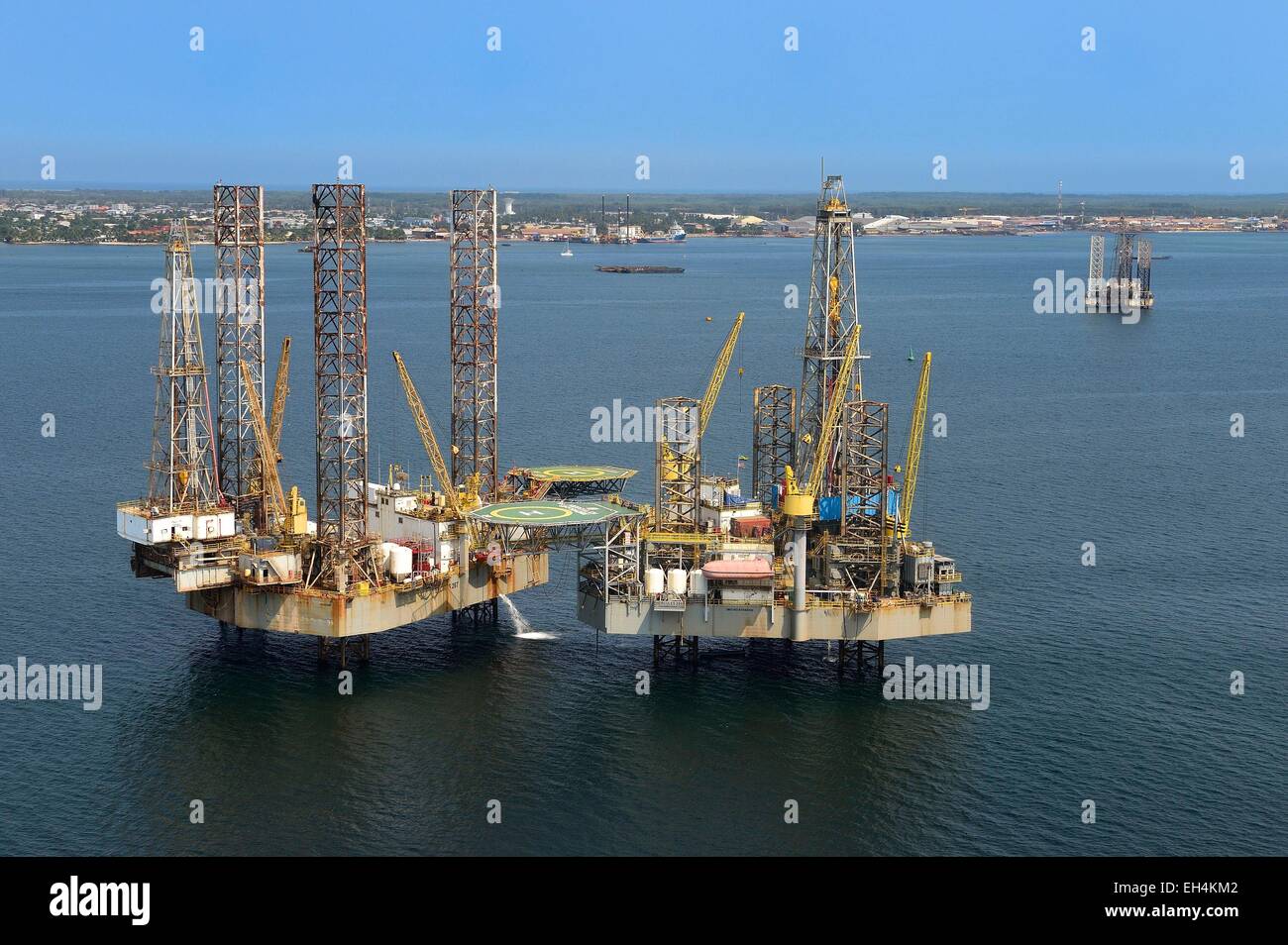 Il Gabon, Ogooue-Maritime Provincia, Port-Gentil, oil rig in Cape Lopez bay (vista aerea) Foto Stock