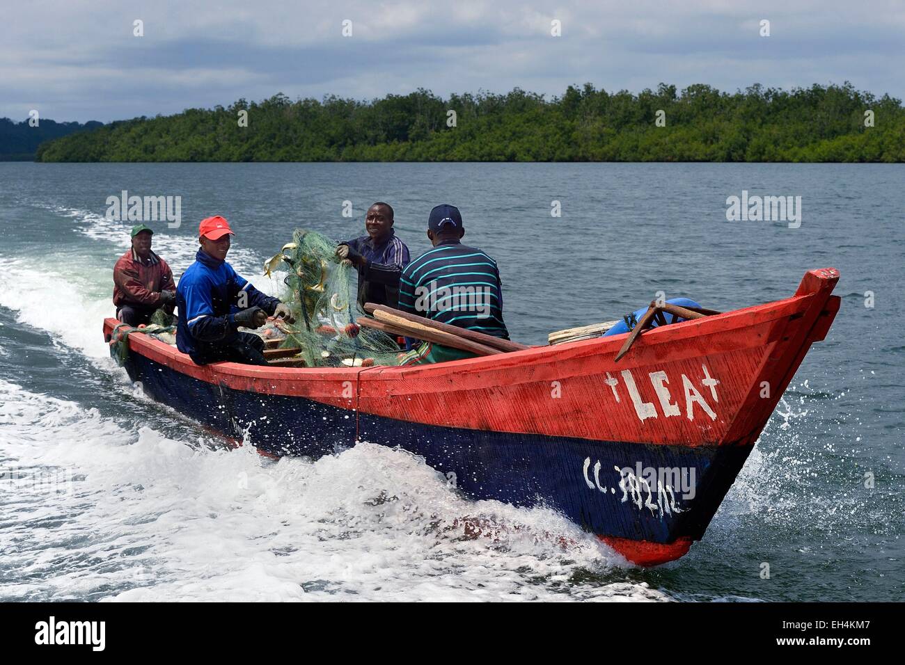 Il Gabon, Estuaire Provincia, Akanda National Park, pescatori di canoa sul lago Foto Stock