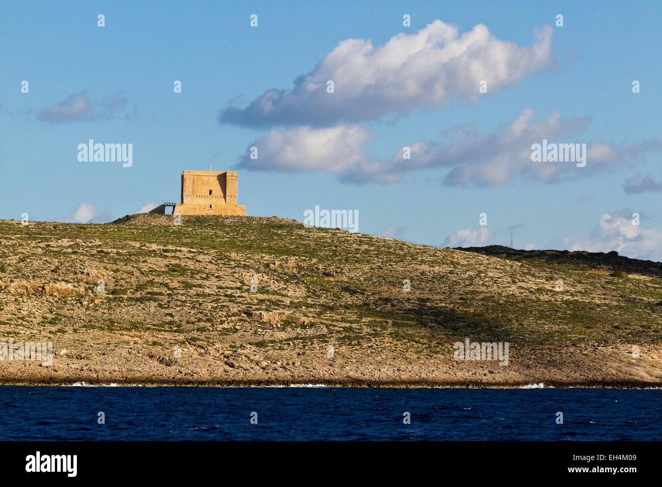 Malta e Comino Isola, Torre Genovese visto dal traghetto Foto Stock