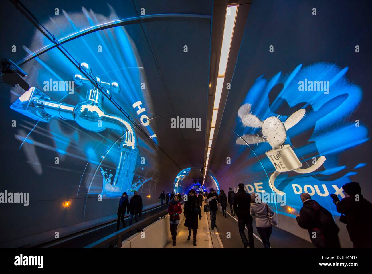 Francia, Rhone, Lione, storico sito elencato come patrimonio mondiale dall' UNESCO, il festival delle luci, il pedone la modalità tunnel Doux di La Croix Rousse, dressing immagine è una Premiere mondiale e di lunga durata di illuminazione, mostrano Anamorphose di Hélène Richard et Jean-M Foto Stock