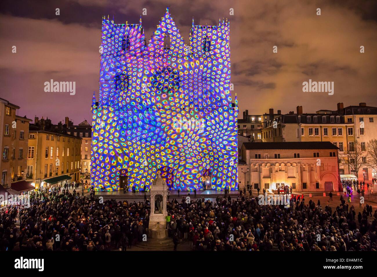 Francia, Rhone, Lione, distretto di Vieux-Lyon, storico sito elencato come patrimonio mondiale dall'UNESCO, la Cattedrale di Lione (Cathedrale Saint-Jean-Baptiste de Lyon) durante la Fete des Lumieres (Light Festival), mostrano il colore o non di Yves Moreaux Foto Stock