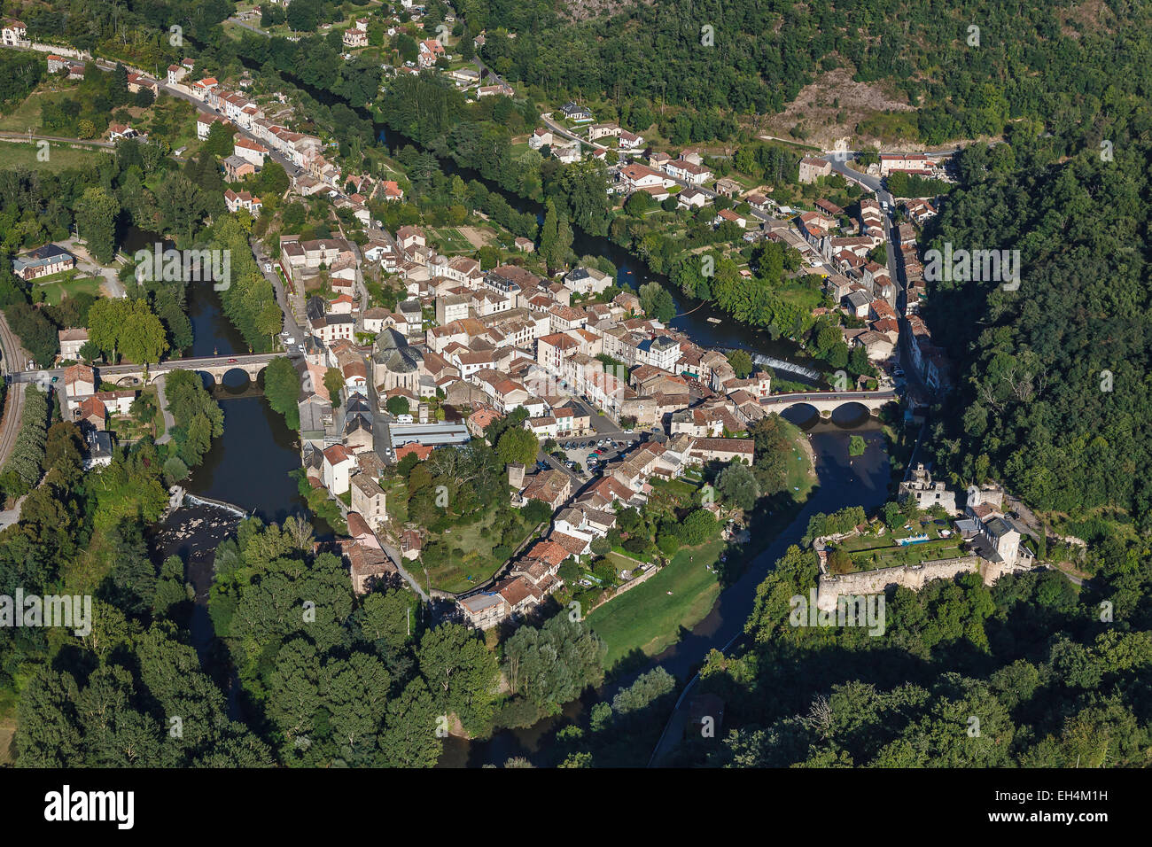 Francia, Tarn et Garonne, Laguepie, il borgo e il castello alla confluenza di Aveyron e la Viaur fiumi (vista aerea) Foto Stock