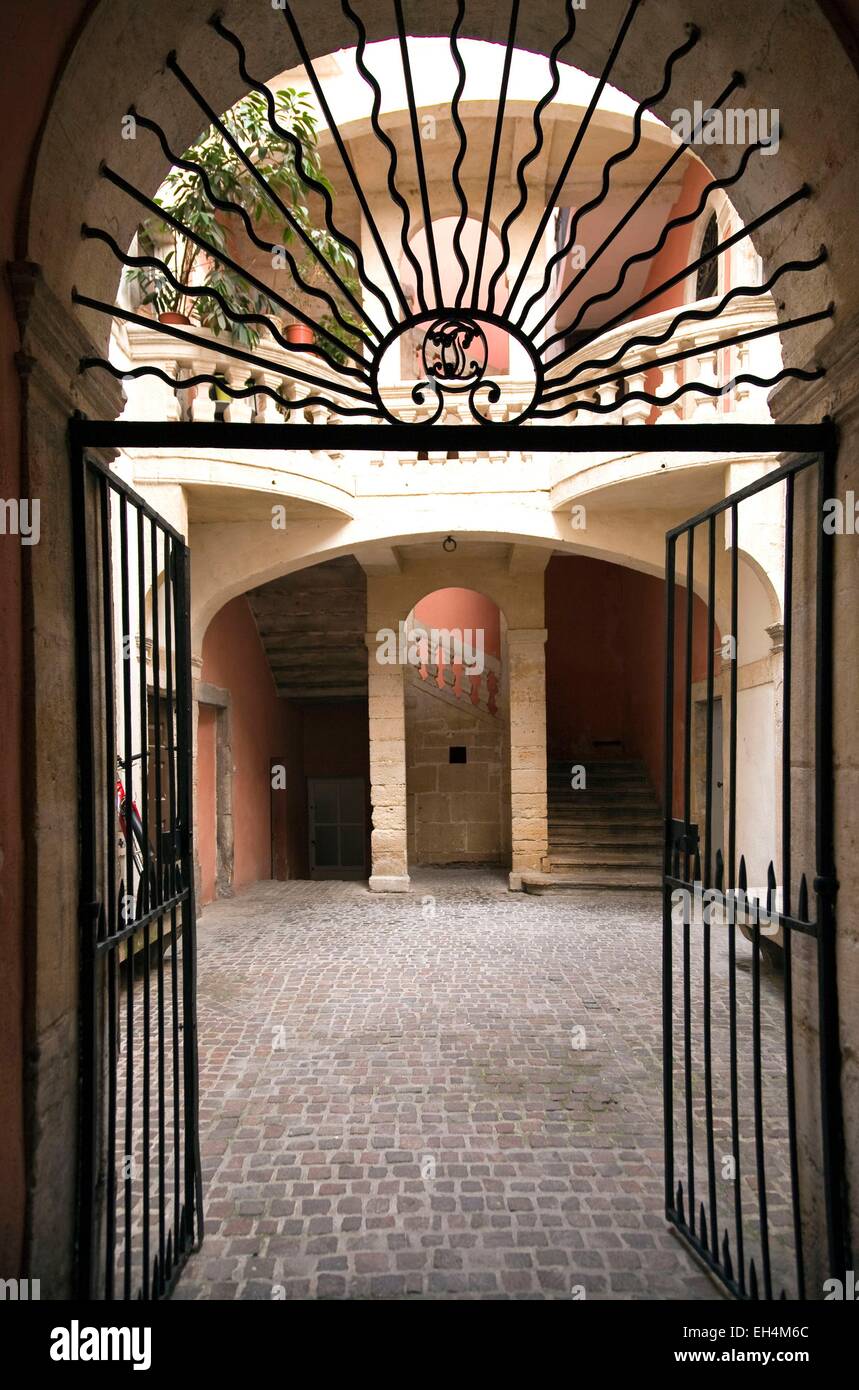 Francia, Gard, Nimes, Centro, Hotel di Fontfroide ( XVII fine), portale di ingresso e corte Foto Stock