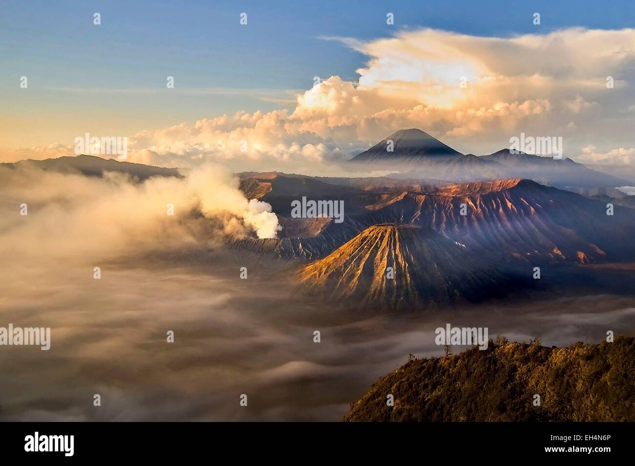 Indonesia, Java Jawa Timur, Bromo-Tengger-Semeru National Park, sunrise oltre i vulcani visti dal monte Penanjakan Foto Stock