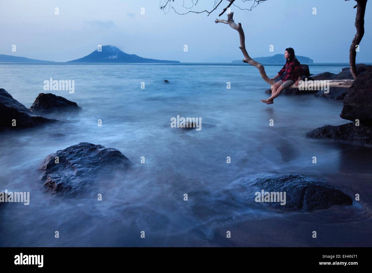 Indonesia, Java Jawa Barat, alba sul Vulcano Krakatau Foto Stock