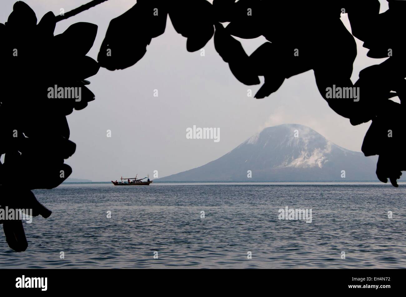 Indonesia, Java Jawa Barat, piccola barca da pesca nella parte anteriore del Vulcano Krakatau Foto Stock