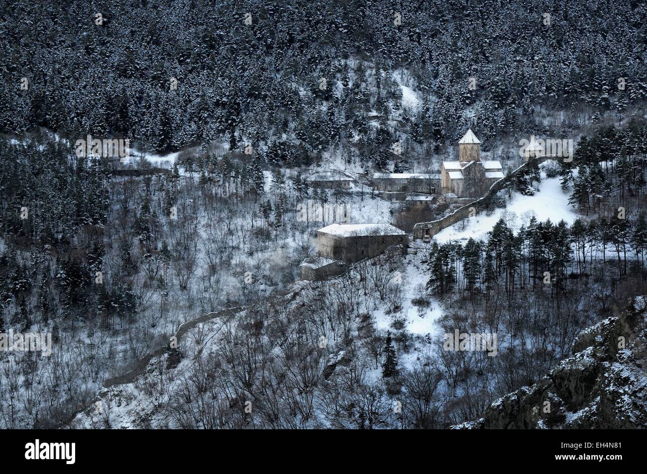 Georgia e Caucaso, Samtskhe-Javakheti, area di Akhaltsikhe, cristiano ortodosso monastero di Sapara circondato da boschi e montagne coperte di neve in inverno Foto Stock