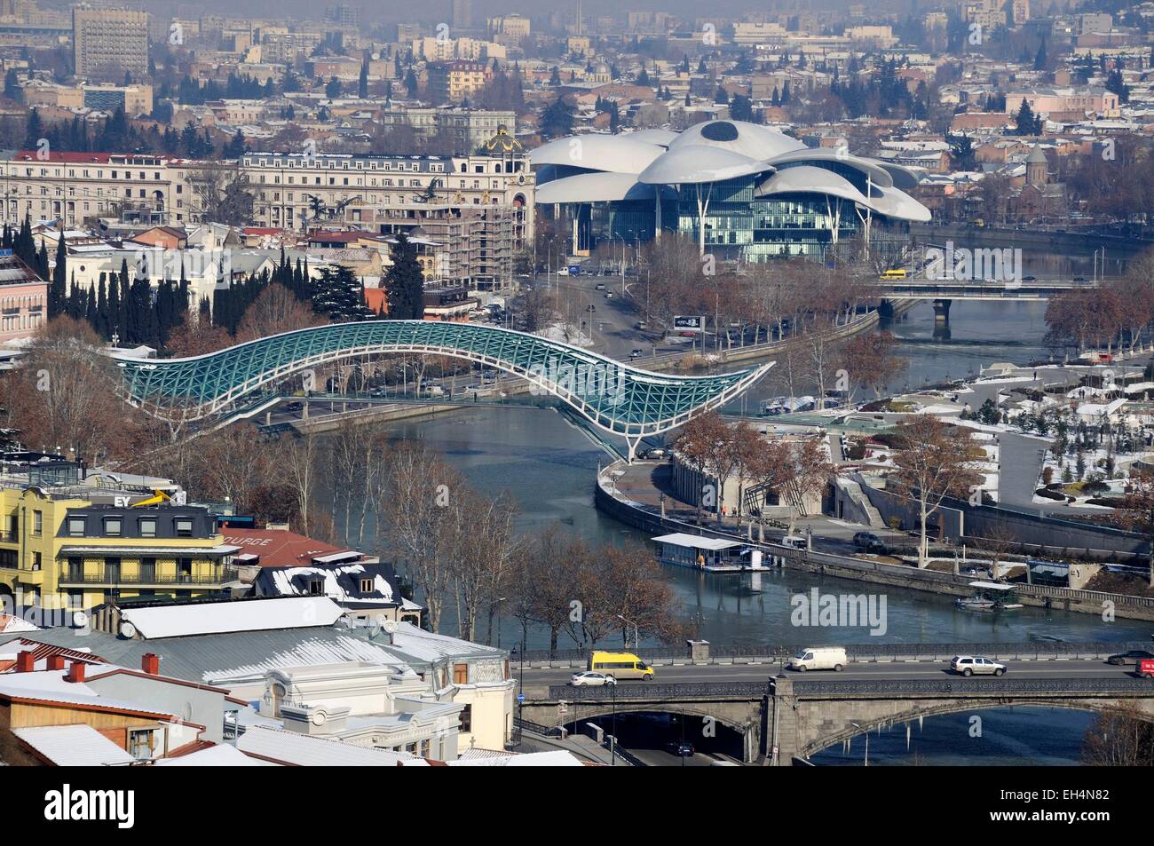Georgia e Caucaso, Tbilisi, il ponte di pace sul fiume Mtkvari in inverno Foto Stock