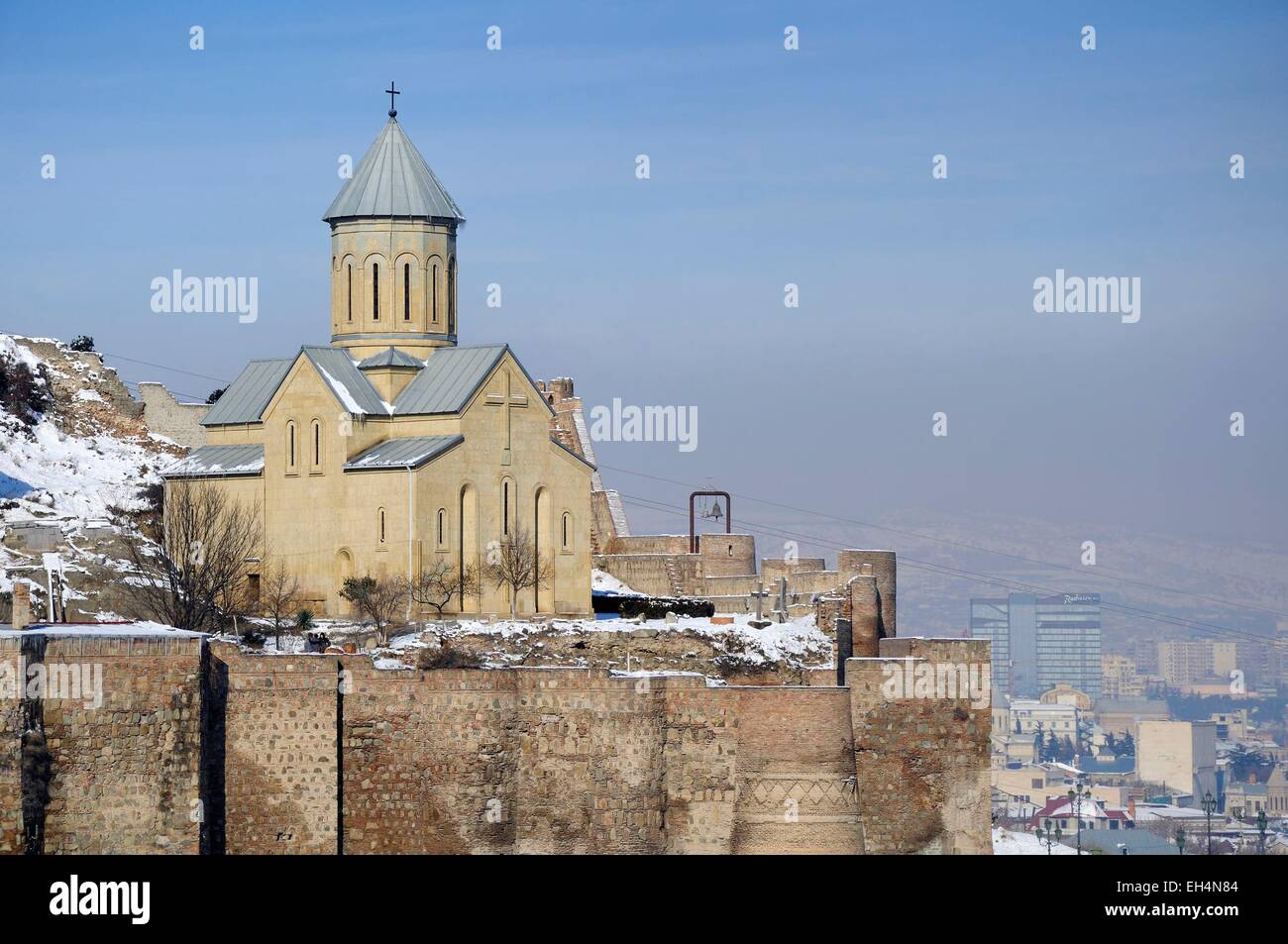 Georgia e Caucaso, Tbilisi, la fortezza di Narikala e la chiesa di San Nicola Foto Stock