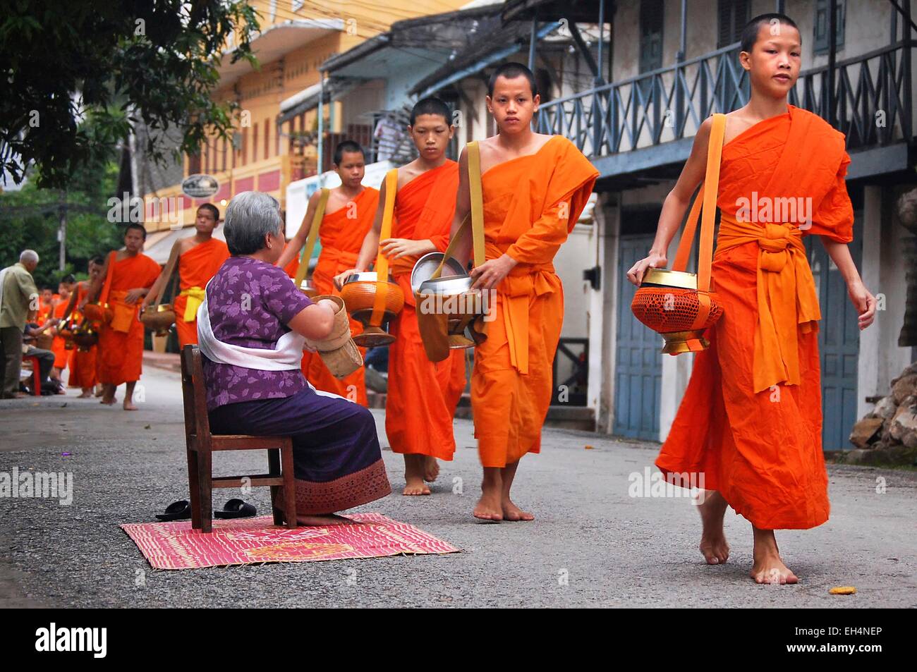 Laos, Luang Prabang, mattino alms dando ai monaci Foto Stock