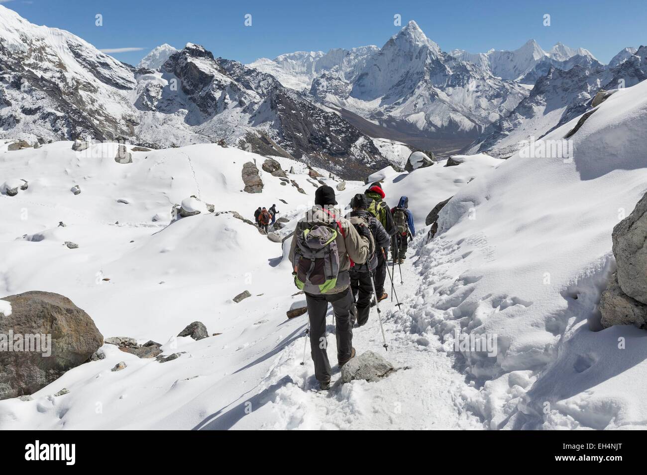 Il Nepal, il Parco Nazionale di Sagarmatha, classificato come patrimonio mondiale dall UNESCO, Solu Khumbu District, arrampicatori sul modo per Ama Dablam peak Foto Stock