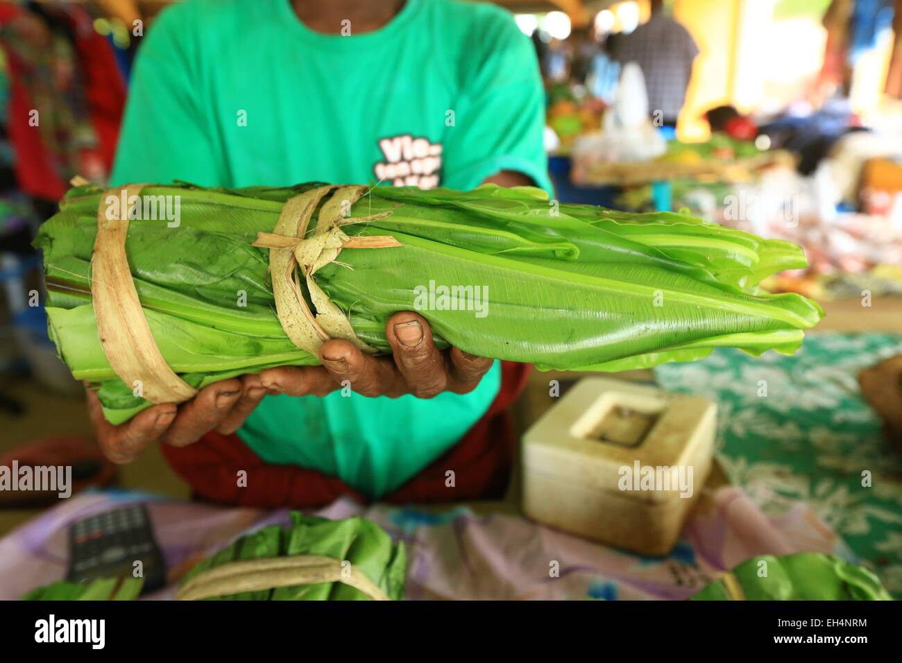 Francia, Nuova Caledonia, le Isole della Lealtà, Lifou, quartiere Lossi Wei, mercato, foglie di banana Foto Stock