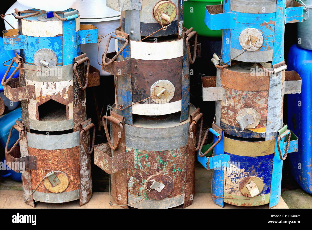 Vecchio arrugginito metallo ermetici pacchetti all'entrata di un negozio in una strada della città vecchia zona. Panauti-Kavepalanchok dstr.-Bagmat Foto Stock
