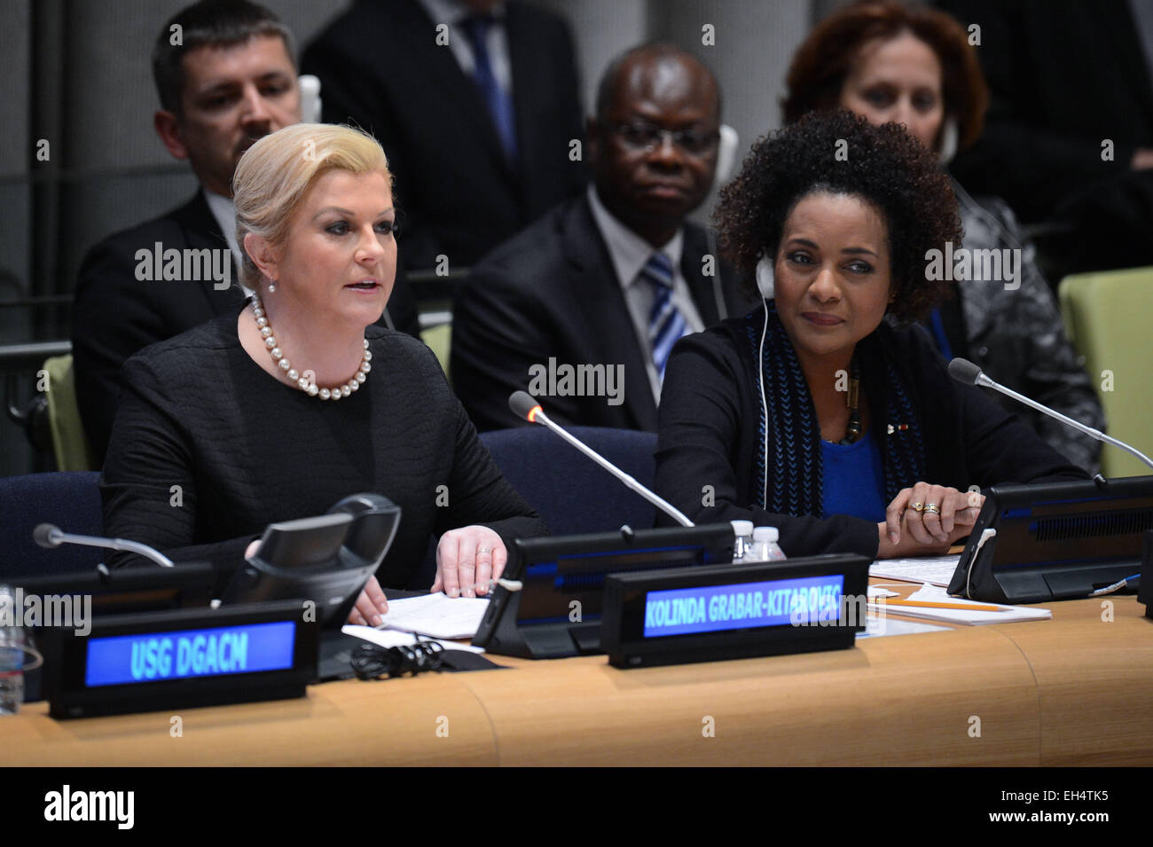 New York, la sede delle Nazioni Unite a New York. 6 Mar, 2015. Il presidente croato Kolinda Grabar-Kitarovic (L) parla come Michaelle Jean (R), Segretario Generale dell'Organizzazione internazionale della Francofonia, guarda su durante una discussione ad alto livello della promozione della parità di genere, presso la sede delle Nazioni Unite a New York il 6 marzo 2015. Le Nazioni Unite venerdì chiamato per la tolleranza zero sulle cause strutturali della discriminazione contro le donne, chiedendo alla comunità internazionale di intensificare gli sforzi nel potere delle donne di tutto il mondo. © Niu Xiaolei/Xinhua/Alamy Live News Foto Stock