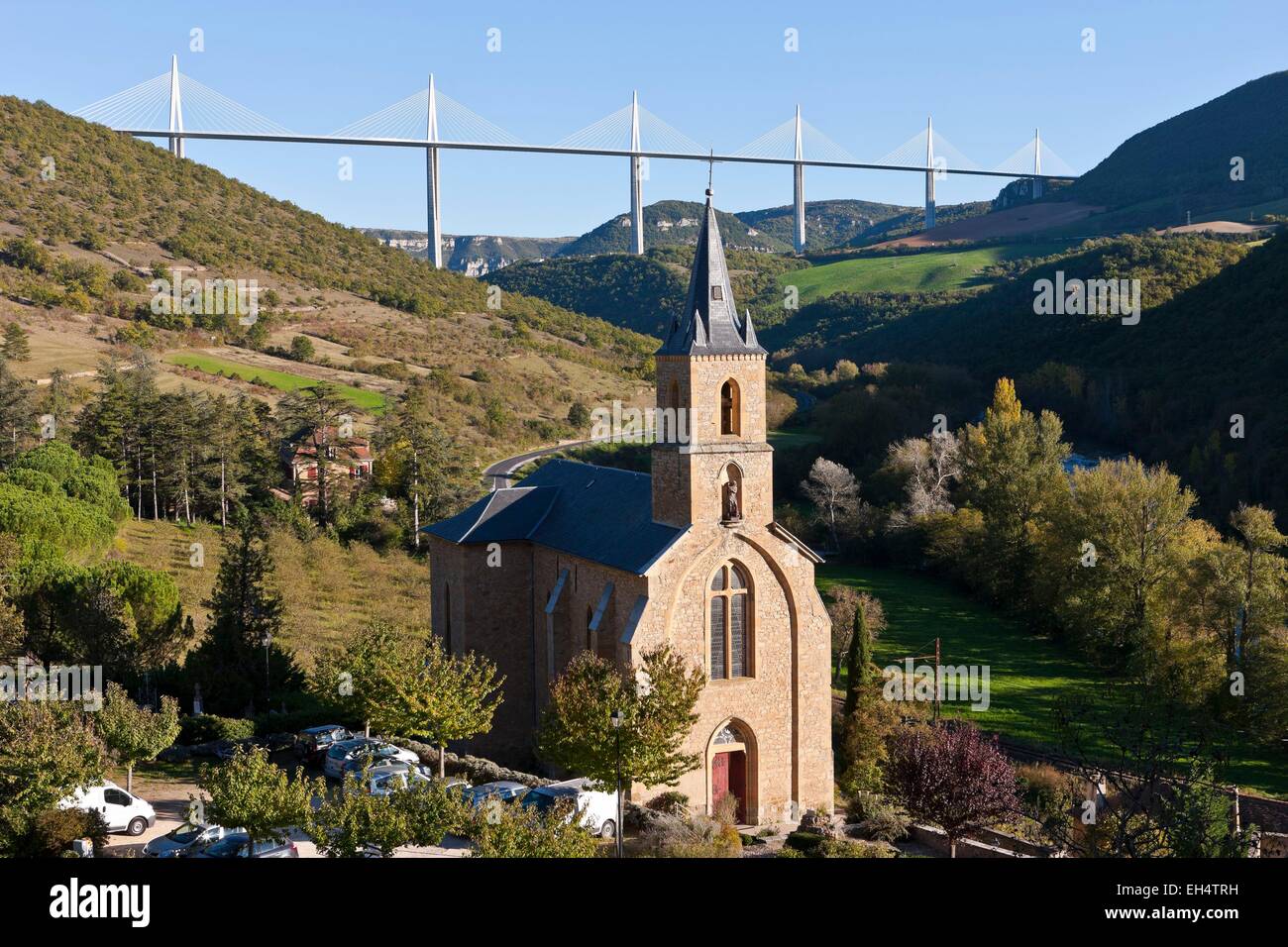 Francia, Aveyron, il viadotto di Millau (A75 autostrada) costruito da Michel Virlogeux e Norman Foster, situato tra il Causse de Sauveterre e Causse du Larzac sopra Tarn Fiume, visto da Peyre, etichettati Les Plus Beaux Villages de France (la più bella villa Foto Stock