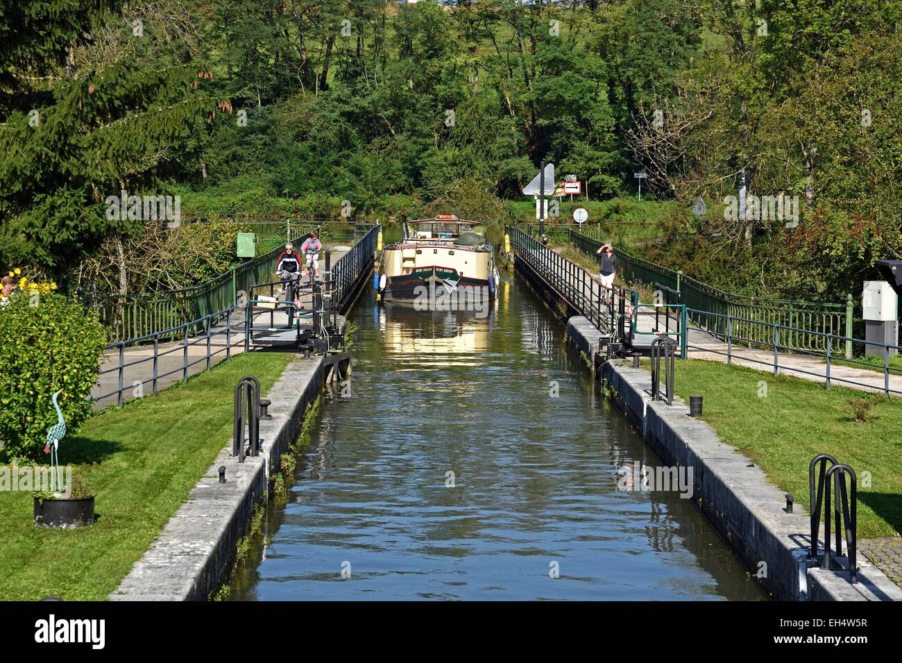 Francia, Doubs, Allenjoie barge impegnare il ponte sul canale e il blocco sul Canal du Rhône au Rhin Foto Stock