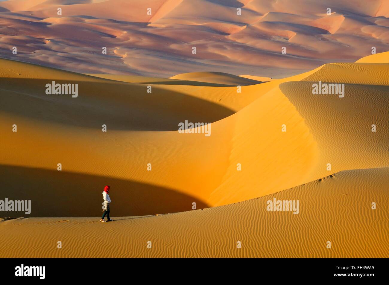 Emirati Arabi Uniti, Abu Dhabi Liwa Oasis, Moreeb Hill, Tal Mireb, donna nelle dune di sabbia del Rub Al Khali desert (Empty Quarter) Foto Stock