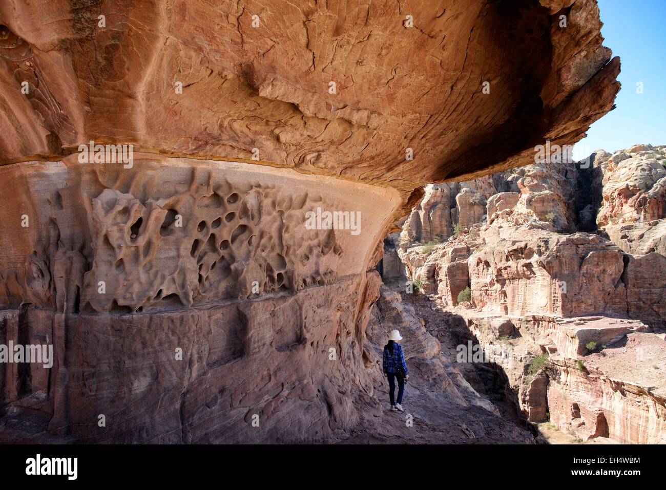 Giordania, Nabataean sito archeologico di Petra, elencato come patrimonio mondiale dall' UNESCO, trail e il paesaggio Foto Stock