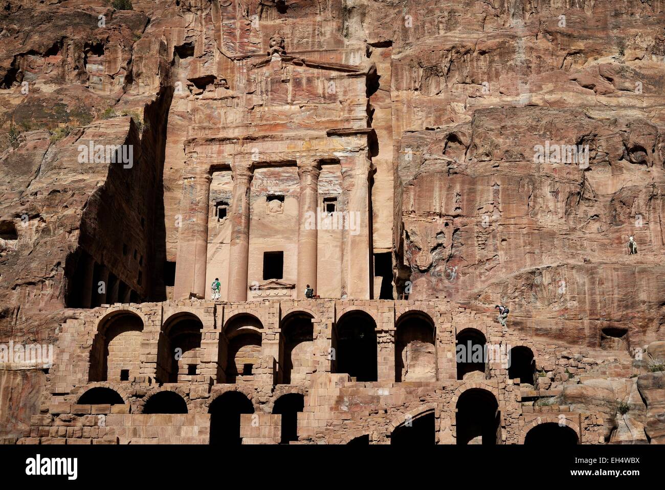 Giordania, Nabataean sito archeologico di Petra, elencato come patrimonio mondiale dall' UNESCO, l urna tomba è parte delle tombe reali scavate nella montagna Foto Stock