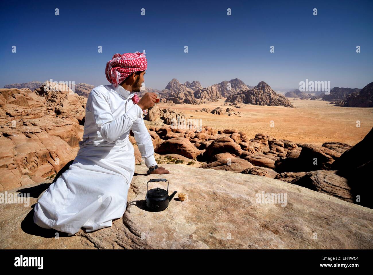 Giordania, Wadi Rum desert, area protetta elencati come patrimonio mondiale dall' UNESCO, il beduino avente un tea break alla sommità del monte Jebel Burdah Foto Stock