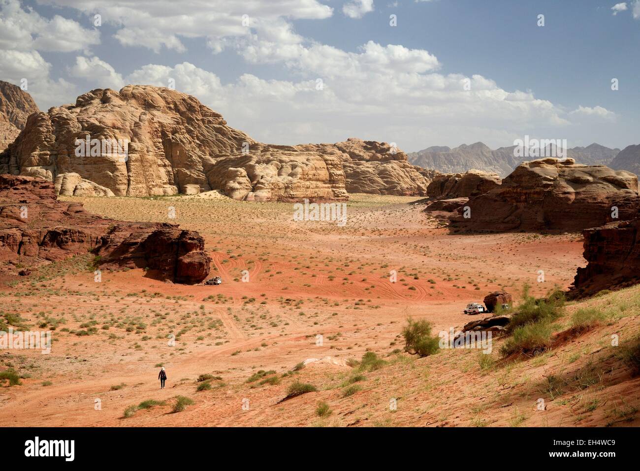 Giordania, Wadi Rum desert, area protetta elencati come patrimonio mondiale dall' UNESCO, il deserto di sabbia e rocce Foto Stock
