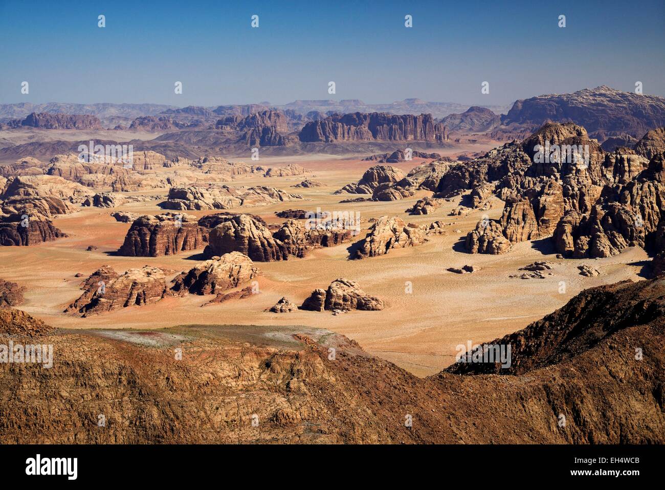 Giordania, Wadi Rum Desert, il confine con l'Arabia Saudita, la vista dalla cima del Jebel Umm Adaami (1832m), la montagna più alta della Giordania Foto Stock