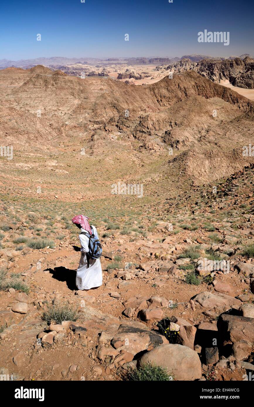 Giordania, Wadi Rum Desert, il confine con l'Arabia Saudita, beduino a camminare su per la montagna Jebel Umm Adaami (1832m), la montagna più alta della Giordania Foto Stock