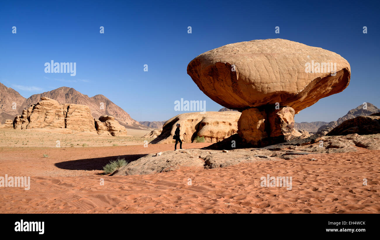 Giordania, Wadi Rum desert, area protetta elencati come patrimonio mondiale dall' UNESCO, roccia del fungo, deserto di sabbia e rocce Foto Stock